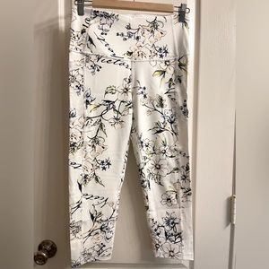Victoria’s Secret cropped leggings, size 6